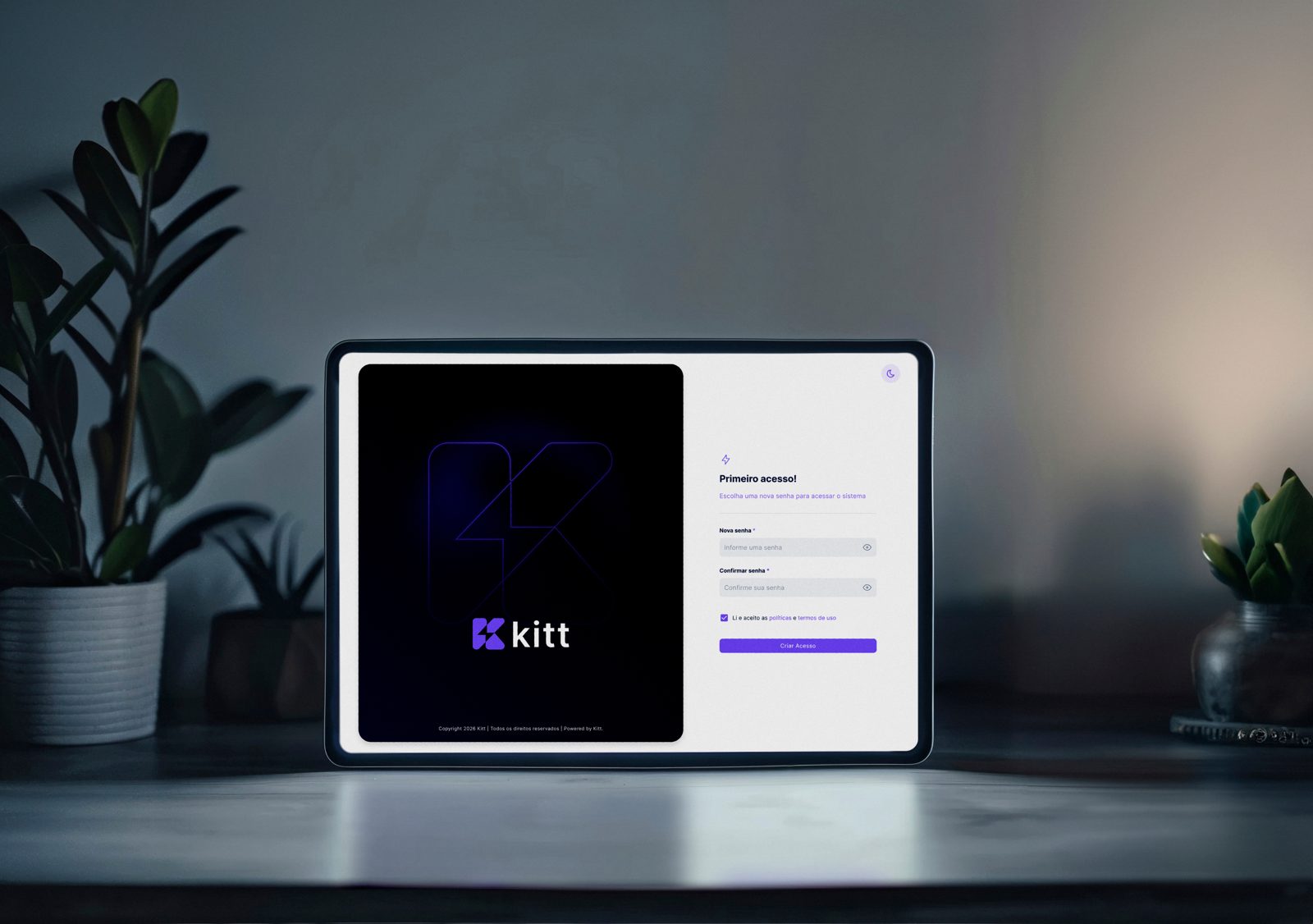Tela de primeiro acesso do KITT exibida em um tablet, com tema escuro e identidade visual roxa