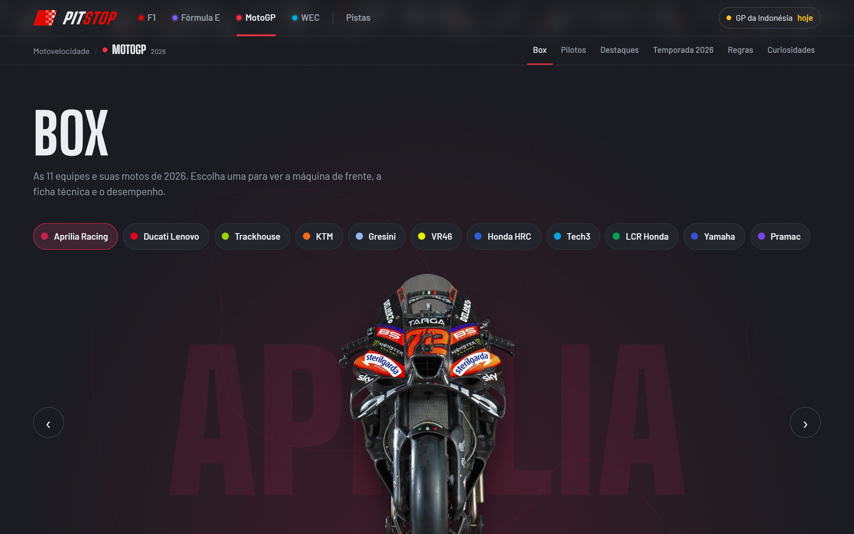 Box da MotoGP, com as equipes em botões e a moto da Aprilia de frente